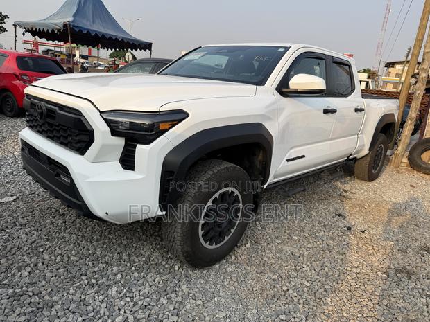 Toyota Tacoma 2024 White