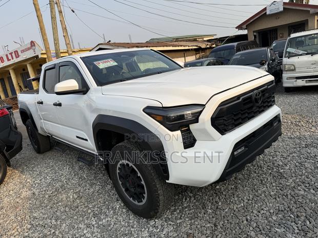 Toyota Tacoma 2024 White