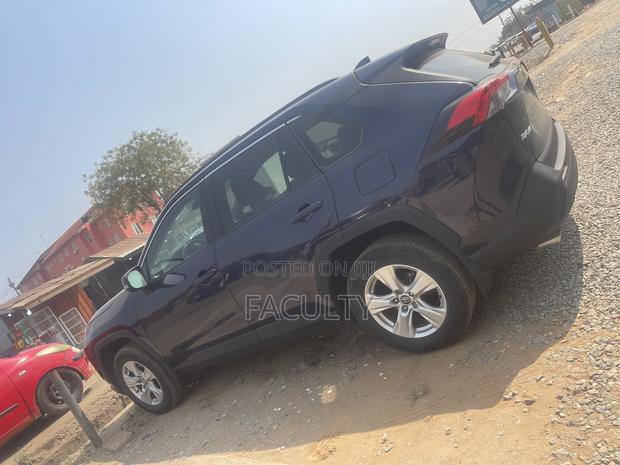 Toyota RAV4 XLE AWD 2019 Blue