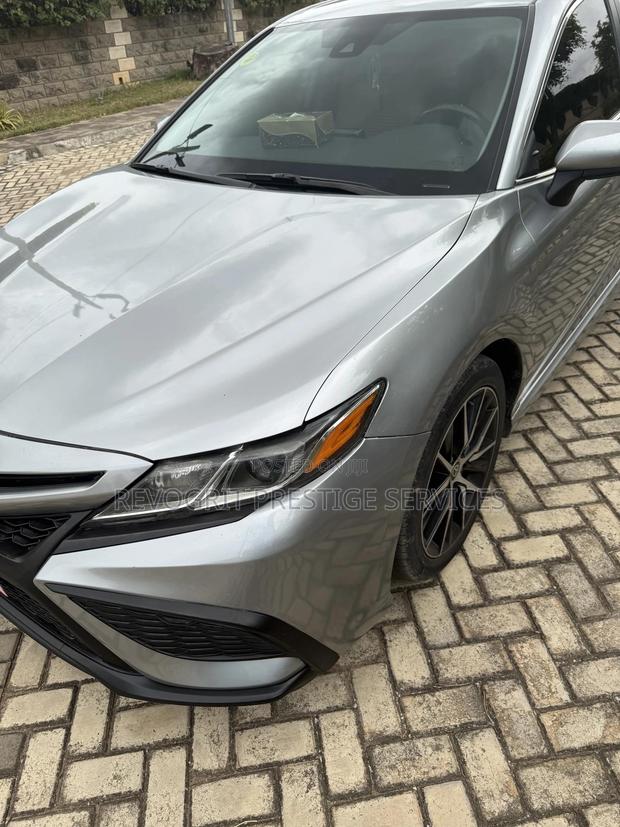 Toyota Camry SE 2021 Silver