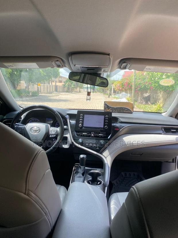 Toyota Camry SE 2021 Silver