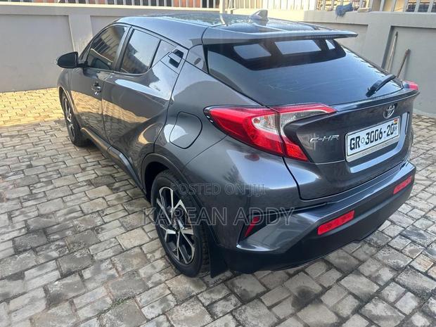 Toyota C-HR XLE FWD Sport Utility (2.0L 4cyl 2AM) 2018 Gray