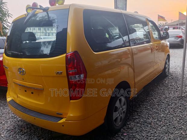 Hyundai Starex 2014 Yellow