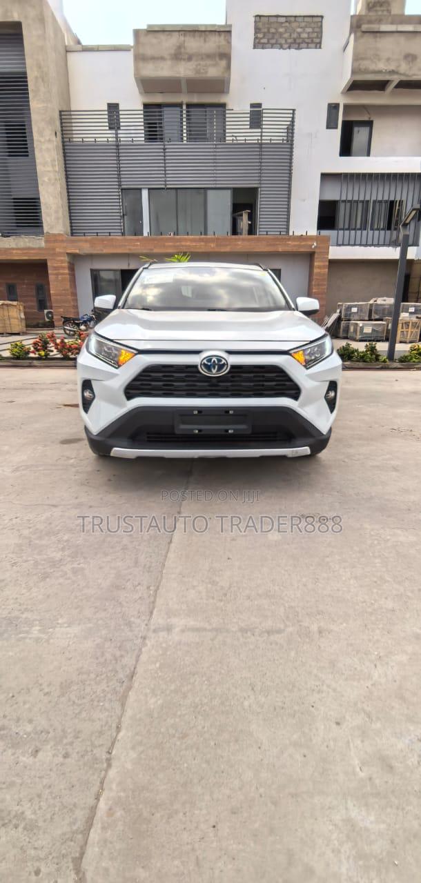 Toyota RAV4 LE 2021 White