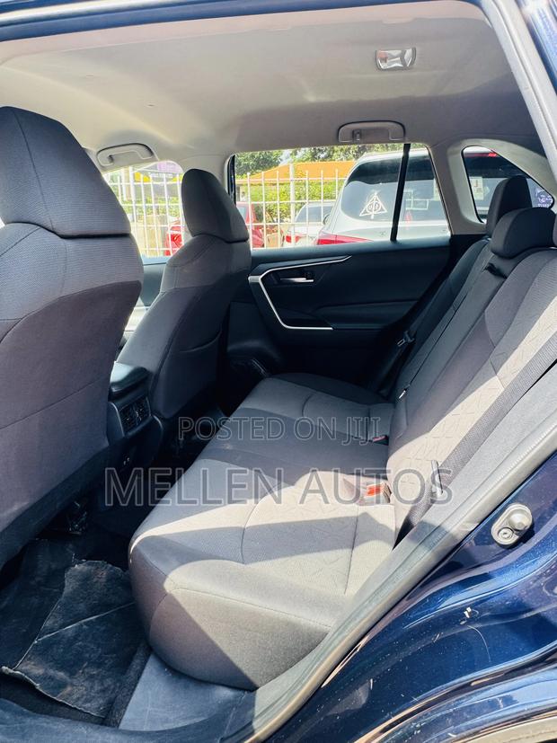 Toyota RAV4 XLE 2021 Blue
