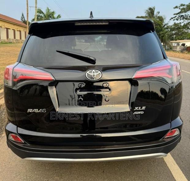 Toyota RAV4 XLE 4dr SUV (2.5L 4cyl 6A) 2018 Black