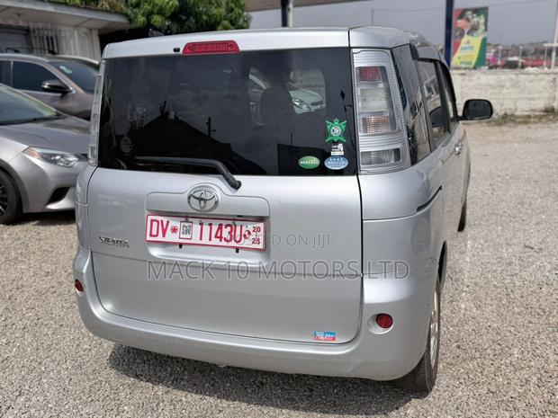 Toyota Sienta 2015 Silver