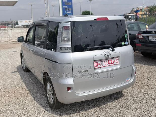 Toyota Sienta 2015 Silver