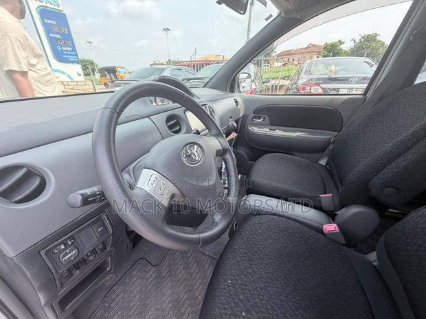 Toyota Sienta 2015 Silver