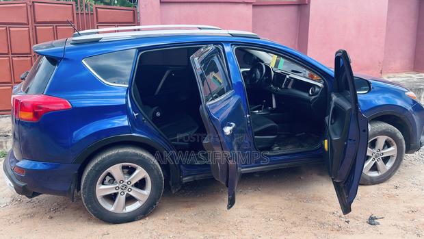 Toyota RAV4 XLE 4dr SUV AWD (2.5L 4cyl 6A) 2015 Blue