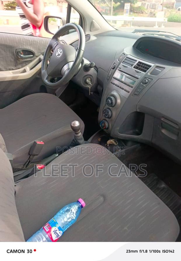 Toyota Yaris Base Hatchback 5dr 2011 Black