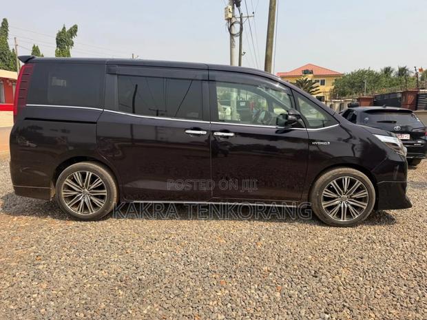 Toyota Esquire 2016 Purple