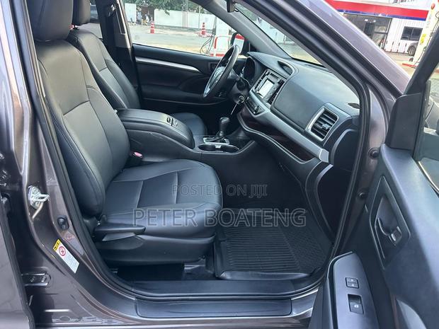 Toyota Highlander LE 2019 Gray