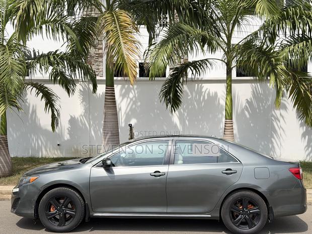 Toyota Camry LE 4dr Sedan w/Prod. End 11/13 (2.5L 4cyl 6A) 2014 Gray