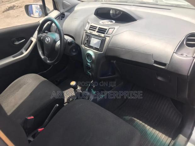 Toyota Yaris Base Hatchback 5dr 2010 Green