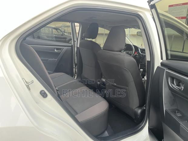 Toyota Corolla XLE (1.8L 4cyl 2A) 2018 White