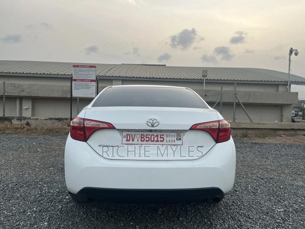 Toyota Corolla XLE (1.8L 4cyl 2A) 2018 White