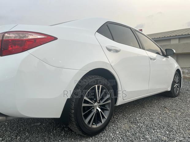 Toyota Corolla XLE (1.8L 4cyl 2A) 2018 White