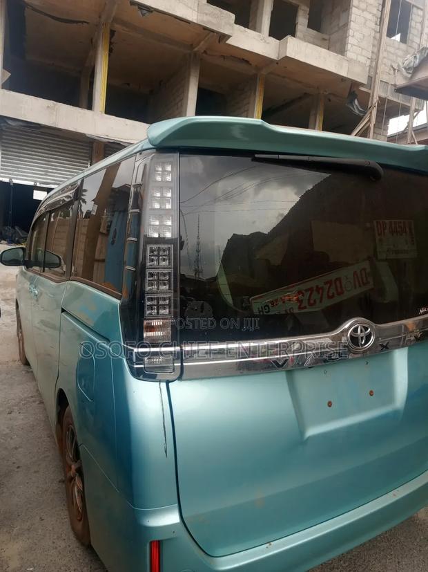 Toyota Voxy SV Premium 2014
