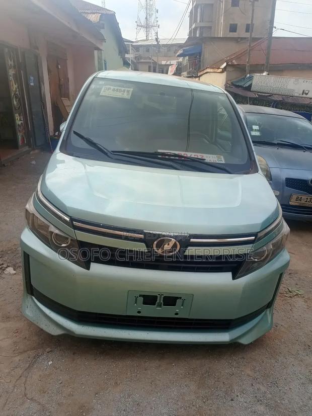Toyota Voxy SV Premium 2014