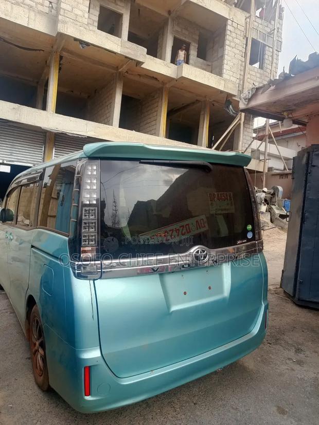 Toyota Voxy SV Premium 2014