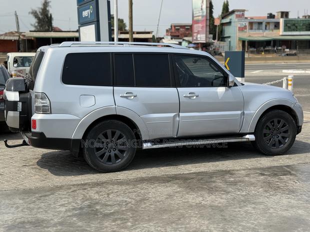 Mitsubishi Pajero 2011 Silver
