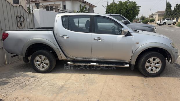 Mitsubishi L200 Double Cab 2.5 180hp 4WD 2012 Silver