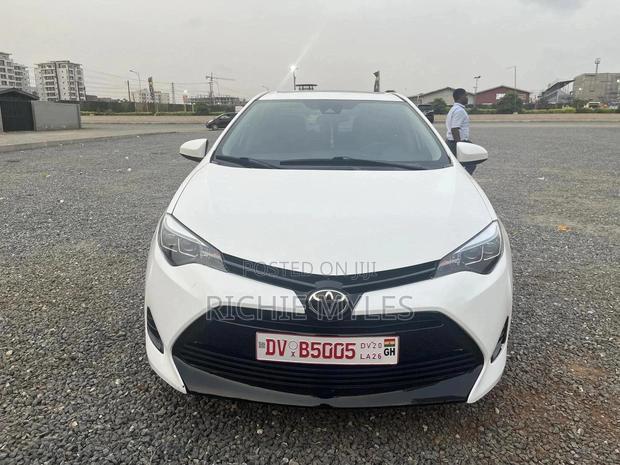 Toyota Corolla XLE (1.8L 4cyl 2A) 2018 White