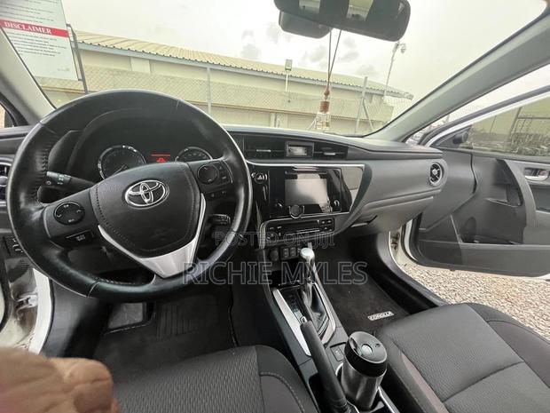 Toyota Corolla XLE (1.8L 4cyl 2A) 2018 White