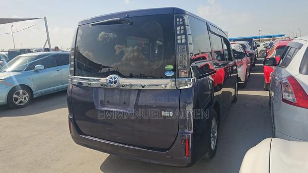 Toyota Voxy 2015 Gray