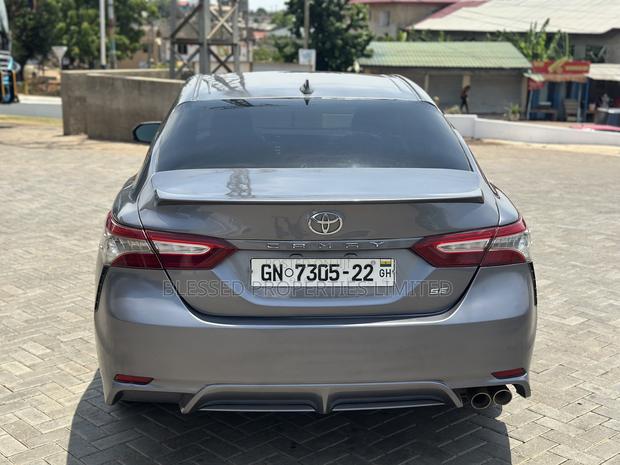 Toyota Camry SE (2.5L 4cyl 8A) 2019 Gray
