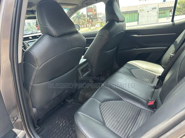 Toyota Camry SE (2.5L 4cyl 8A) 2019 Gray