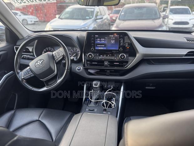 Toyota Highlander XLE 2022 Gray
