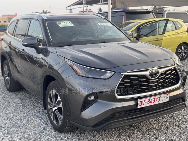 Toyota Highlander XLE 2022 Gray