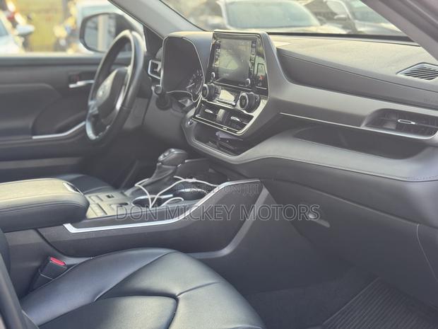 Toyota Highlander XLE 2022 Gray