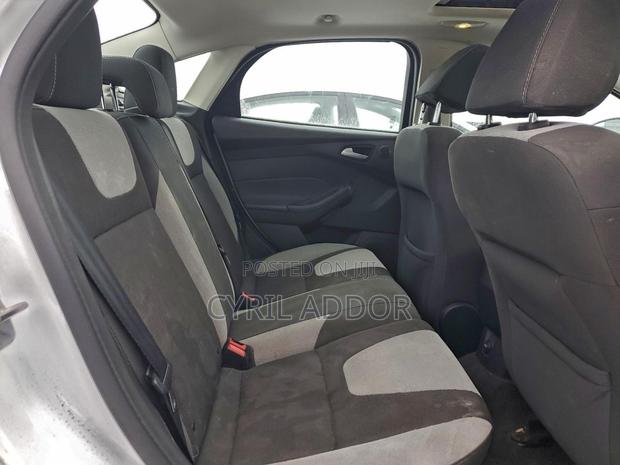 Ford Focus SE Sedan FWD (2.0L 4cyl 5M) 2013 White