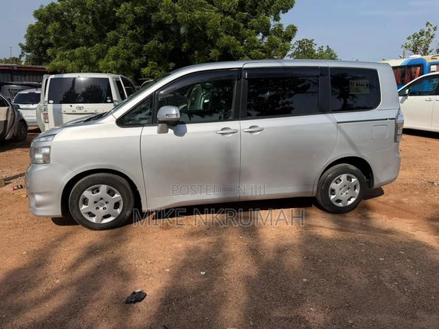 Toyota Voxy 2012 Silver
