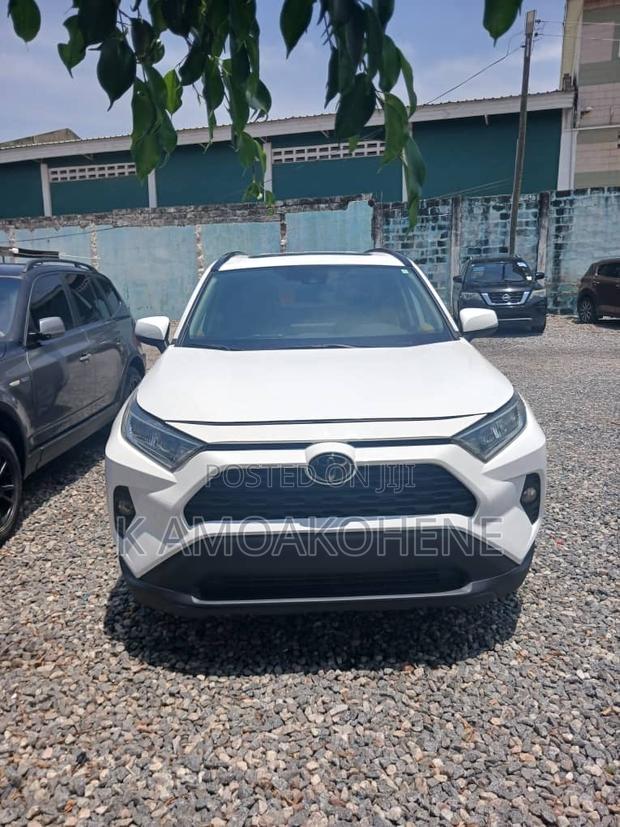 Toyota RAV4 2021 White