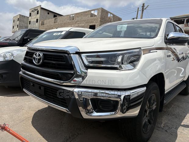Toyota Hilux 2024 White