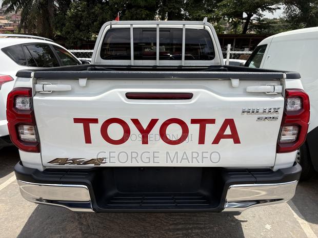 Toyota Hilux 2024 White