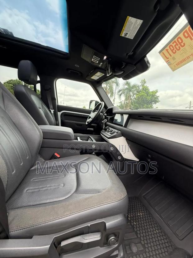 Land Rover Defender S 2021 White