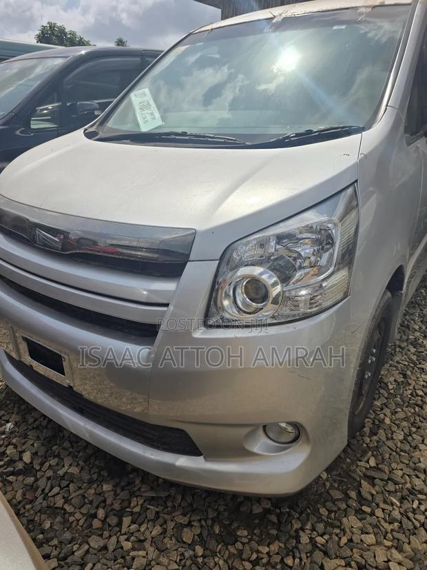 Toyota Noah 2.0 143hp AWD (8 Seater) 2013 Gray