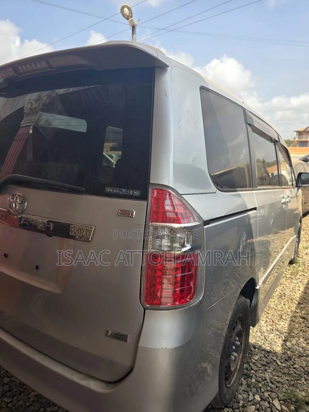 Toyota Noah 2.0 143hp AWD (8 Seater) 2013 Gray