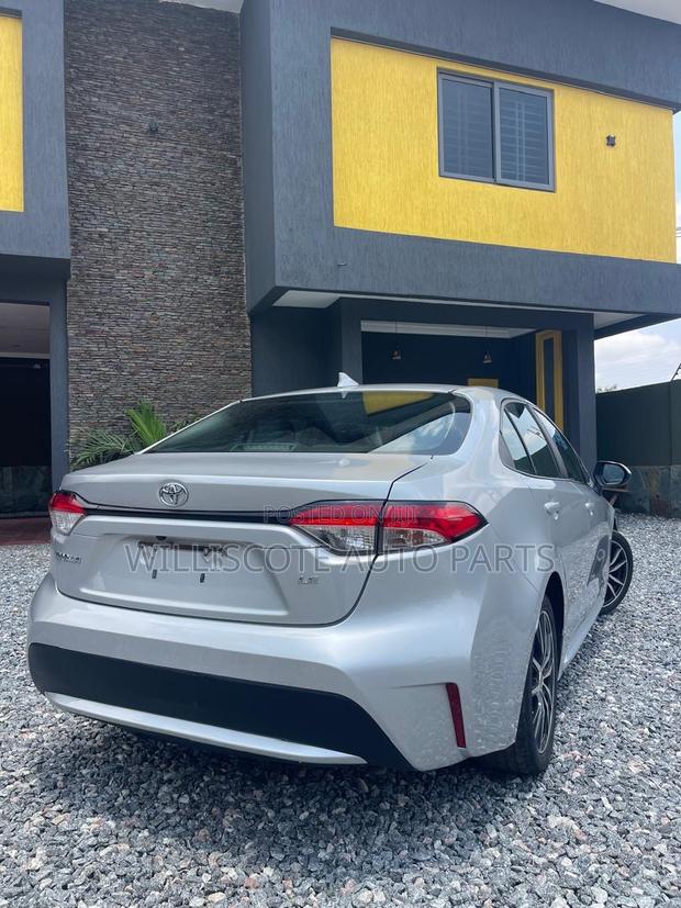 Toyota Corolla LE 2022 Silver