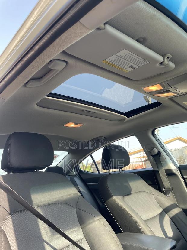 Hyundai Elantra SE Sedan FWD (2.0L 4cyl 6M) 2017 Silver