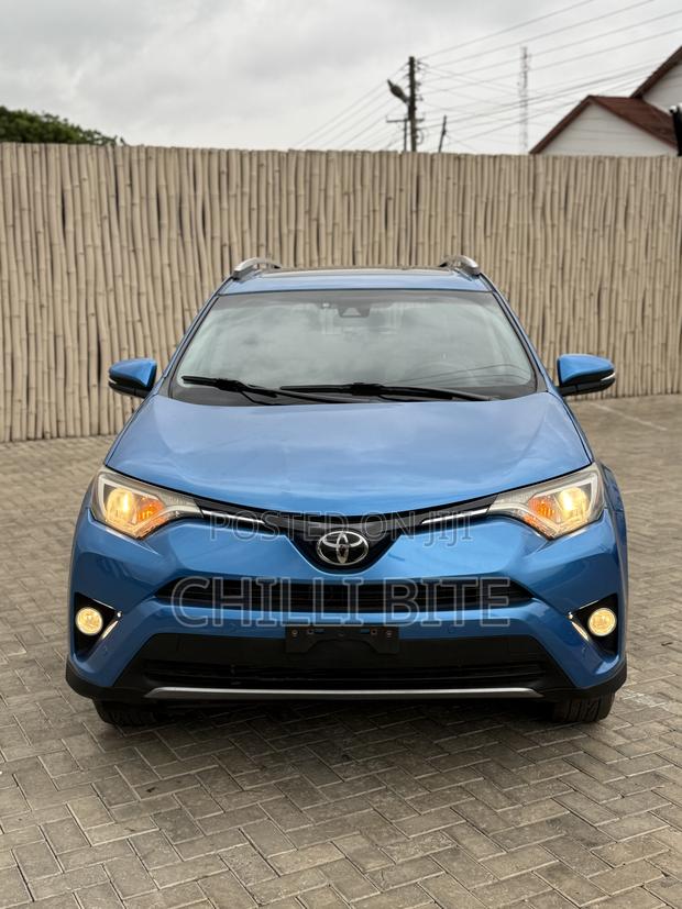 Toyota RAV4 XLE FWD (2.5L 4cyl 6A) 2017 Blue
