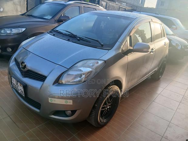 Toyota Vitz 2010 Silver