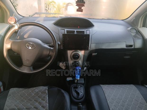 Toyota Vitz 2010 Silver