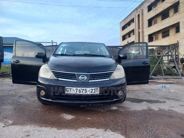 Nissan Versa 1.8 SL Hatchback 2010 Black