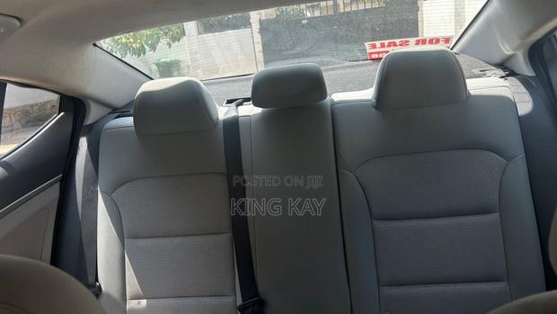 Hyundai Elantra SE Sedan FWD (2.0L 4cyl 6M) 2017 Gray
